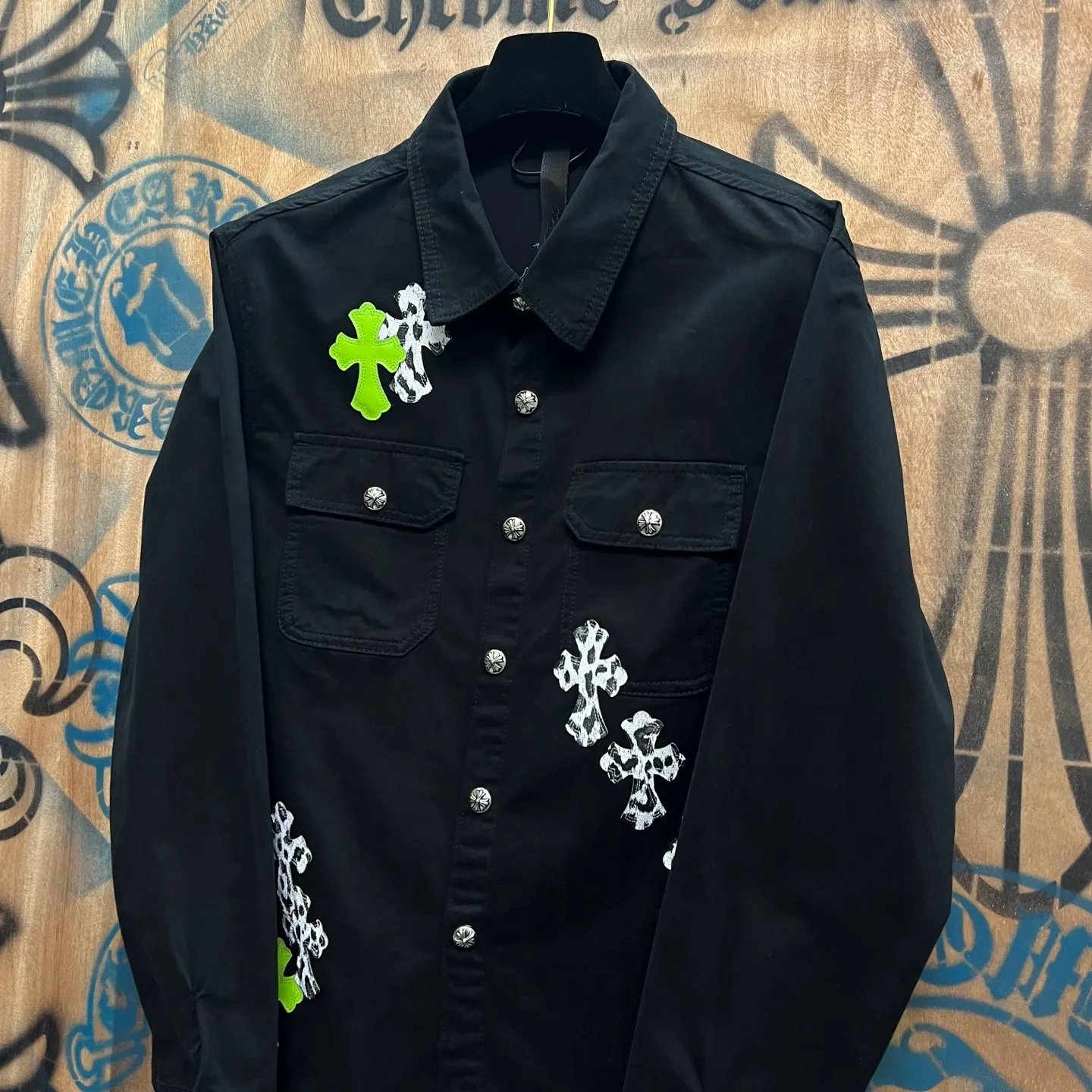 P610 Wang Zha has a new one! Heavy 15.5oz! Kill all market versions instantly! The price has bottomed out. Chrome Hearts Haute Couture Chrome Hearts patchwork leather denim jacket. The choice of high-grade twill denim custom-made fabrics is very important. It distinguishes the low version and wrong version of all pure black denim fabrics on the market. The cross patchwork leather is all imitation lambskin. All dyeing is completely restored without color difference. The inner leather label is first-layer calfskin. All hardware is 925 silver plated. It distinguishes all versions on the market. There is no better casual comparison in the market. Same style for men and women S-XL